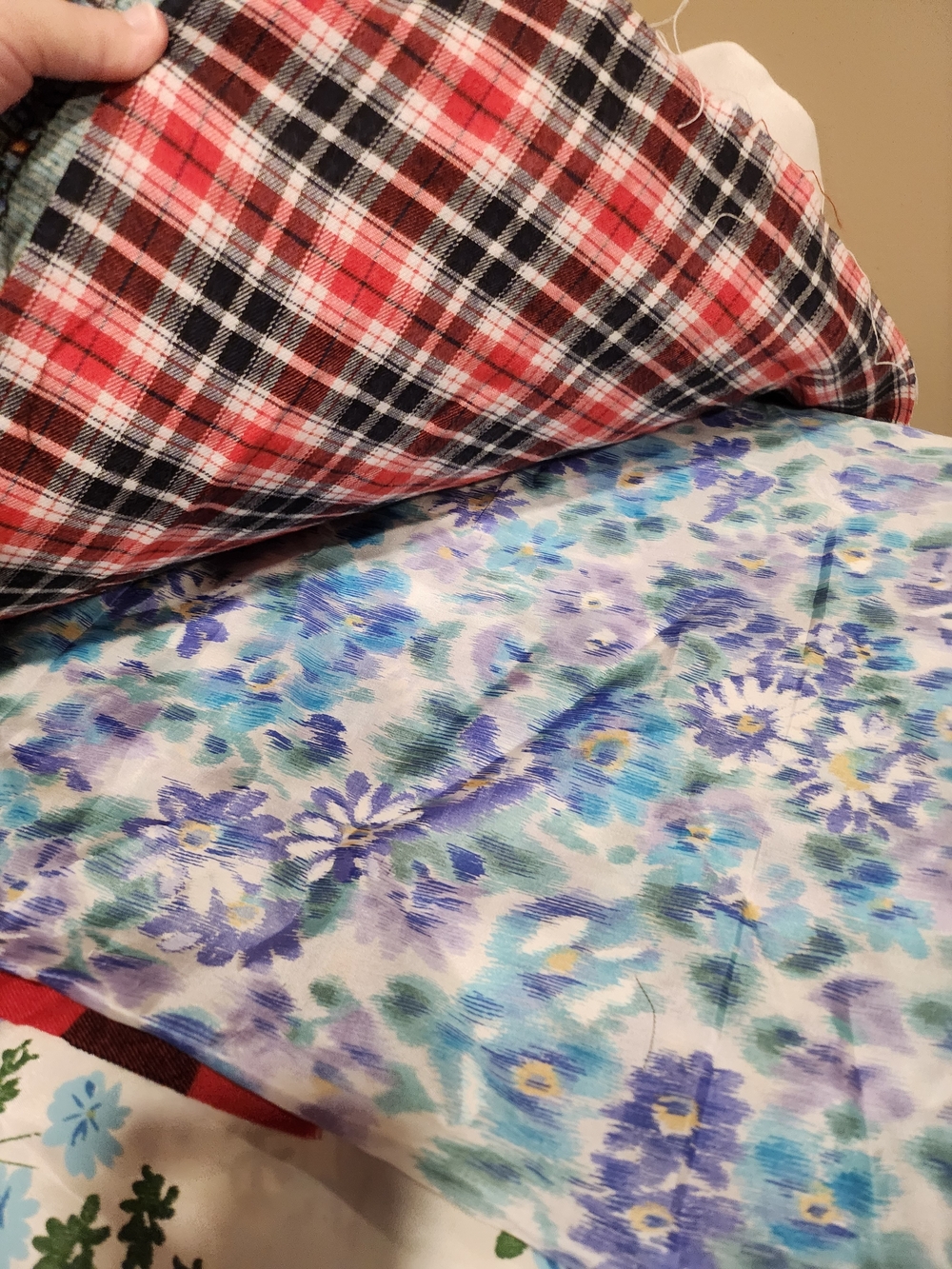 ONE Fabric Fat Quarter 18x21 (choose from pile) - Picture 9 of 14